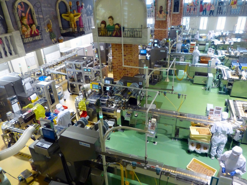 chocolaterie-COURMES-min_japan_sapporo_chocolate_factory_label_packaging_cookie_machine_operators-961509